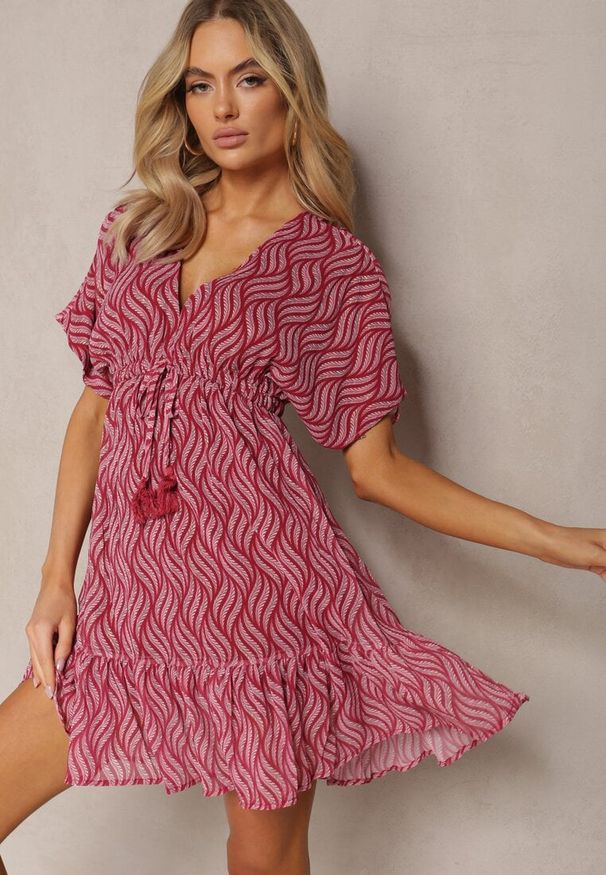 Renee - Czerwona Mini Sukienka z Falbanką o Fasonie Nietoperza z Trójkątnym Dekoltem i Troczkami Beinnase. Okazja: na co dzień, na imprezę. Kolor: czerwony. Sezon: lato. Typ sukienki: proste. Styl: casual. Długość: mini