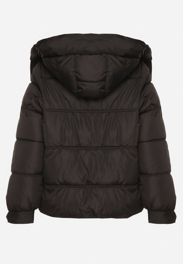 Born2be - Czarna Kurtka Puffer o Fasonie Oversize z Kapturem i Naszywką Azirva. Okazja: na co dzień. Typ kołnierza: kaptur. Kolor: czarny. Materiał: dzianina. Wzór: aplikacja. Styl: casual, sportowy