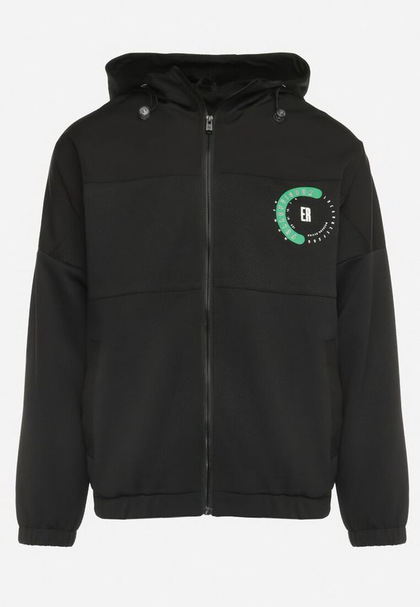 Born2be - Czarna Kurtka Przejściowa Wiatrówka z Kapturem i Ozdobnym Nadrukiem Amastra. Typ kołnierza: kaptur. Kolor: czarny. Wzór: nadruk