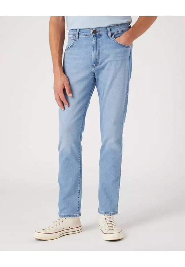Wrangler - WRANGLER LARSTON MĘSKIE SPODNIE JEANSOWE JEANSY THE GRINGO W18S84Z95 112330753. Okazja: na co dzień, do pracy. Długość: krótkie. Sezon: lato. Styl: klasyczny, elegancki, casual