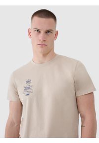 4f - 4F T-shirt regular z nadrukiem męski - beżowy XL. Okazja: na co dzień. Kolor: beżowy. Materiał: dzianina, bawełna, jersey. Długość rękawa: krótki rękaw. Długość: krótkie. Wzór: nadruk. Styl: klasyczny, sportowy, casual