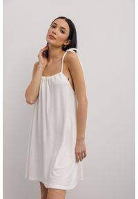 Marsala - Sukienka FROTTE w kolorze CLASSIC WHITE - GABBY-S/M. Kolor: biały. Materiał: materiał, poliester, wiskoza. Wzór: gładki. Typ sukienki: w kształcie A. Długość: mini #1