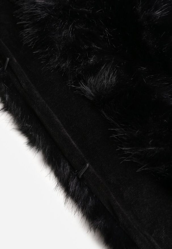 Renee - Czarne Futerkowe Ponczo Szal Typu Etola Aezney. Okazja: na imprezę. Kolor: czarny. Materiał: satyna. Styl: wizytowy, elegancki