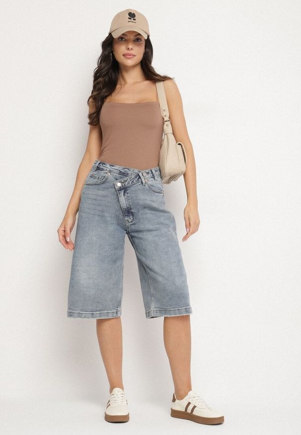 Born2be - Niebieskie Szorty Jeansowe Bermudy z Asymetrycznym Zapięciem Liladea. Okazja: na co dzień. Kolor: niebieski. Materiał: jeans. Długość: długie. Styl: elegancki, casual