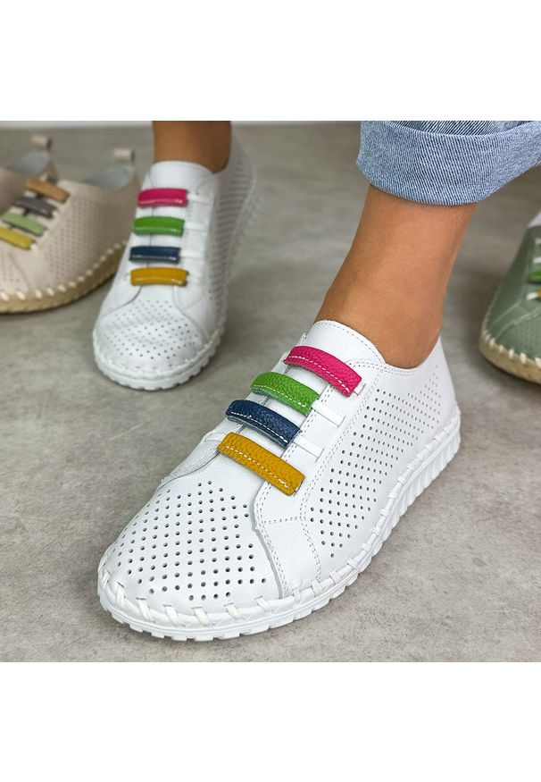 Białe skórzane ażurowe półbuty damskie T.Sokolski w26-03. Okazja: na spacer, na co dzień. Nosek buta: okrągły. Zapięcie: bez zapięcia. Kolor: biały. Szerokość cholewki: normalna. Wzór: ażurowy. Materiał: skóra. Sezon: wiosna, lato. Styl: casual, elegancki