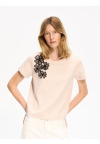 Reserved - T-shirt z ozdobną aplikacją - beżowy. Kolor: beżowy. Materiał: bawełna, dzianina. Wzór: aplikacja