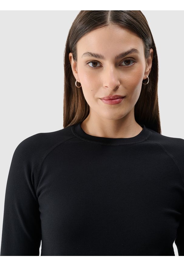 4f - 4F Longsleeve gładki bezszwowy damski - czarny M/L. Okazja: na co dzień. Typ kołnierza: kołnierzyk stójkowy. Kolor: czarny. Długość: długie. Wzór: gładki. Materiał: dzianina, syntetyk, materiał, skóra, prążkowany, elastan. Długość rękawa: długi rękaw. Sezon: lato. Styl: wizytowy, sportowy, casual