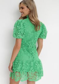 Born2be - Zielona Koronowa Sukienka ze Stójką i Bufiastym Rękawem Suminori. Typ kołnierza: kołnierzyk stójkowy. Kolor: zielony. Materiał: koronka. Długość: mini #5