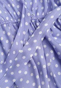 Born2be - Liliowa Sukienka Echosia. Okazja: na co dzień. Typ kołnierza: dekolt w serek. Kolor: fioletowy. Materiał: wiskoza, tkanina. Wzór: grochy. Typ sukienki: proste, kopertowe. Styl: elegancki, casual #4