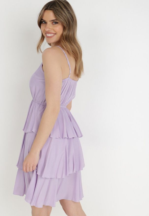 Born2be - Fioletowa Sukienka z Wiskozy Kephassa. Typ kołnierza: kołnierz z falbankami. Kolor: fioletowy. Materiał: wiskoza. Długość rękawa: na ramiączkach. Wzór: aplikacja. Typ sukienki: rozkloszowane. Styl: klasyczny