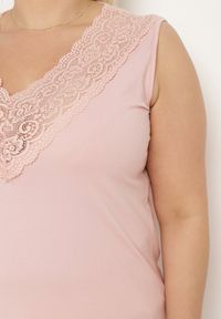 Born2be - Jasnoróżowy Bawełniany Top Koszulka bez Rękawów z Haftem przy Dekolcie Testa. Okazja: na co dzień. Typ kołnierza: golf. Kolekcja: plus size. Kolor: różowy. Materiał: bawełna. Długość rękawa: bez rękawów. Wzór: haft. Styl: casual, wizytowy, elegancki