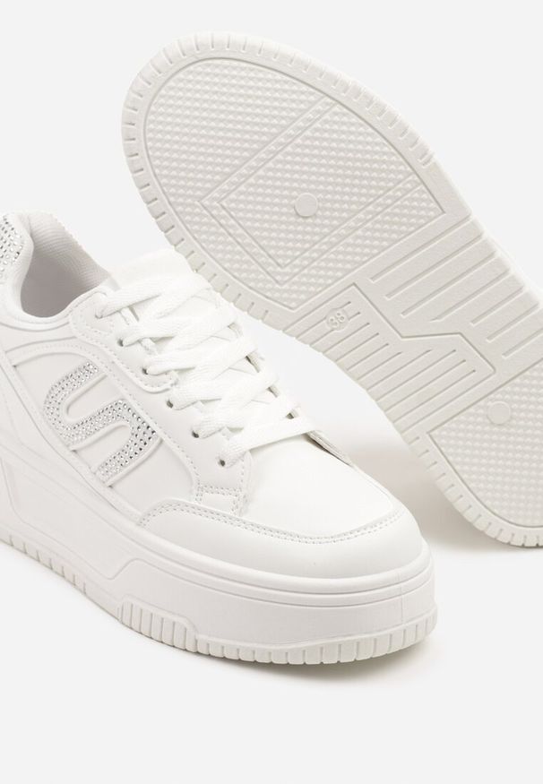 Renee - Białe Sneakersy na Platformie z Geometrycznym Motywem Zolsemi. Okazja: na co dzień, na spacer. Kolor: biały. Materiał: jeans. Wzór: geometria. Obcas: na platformie. Wysokość obcasa: średni. Sport: turystyka piesza
