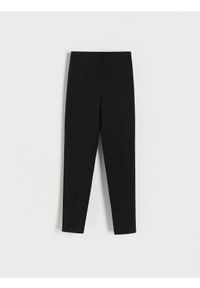 Reserved - Dopasowane spodnie - czarny. Kolor: czarny. Materiał: tkanina, wiskoza. Wzór: gładki #1