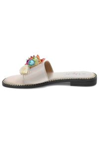 Złote Klapki S.Barski Modne Buty Na Lato. Nosek buta: otwarty. Kolor: złoty. Materiał: skóra ekologiczna. Wzór: kolorowy, aplikacja. Sezon: lato. Styl: sportowy, elegancki