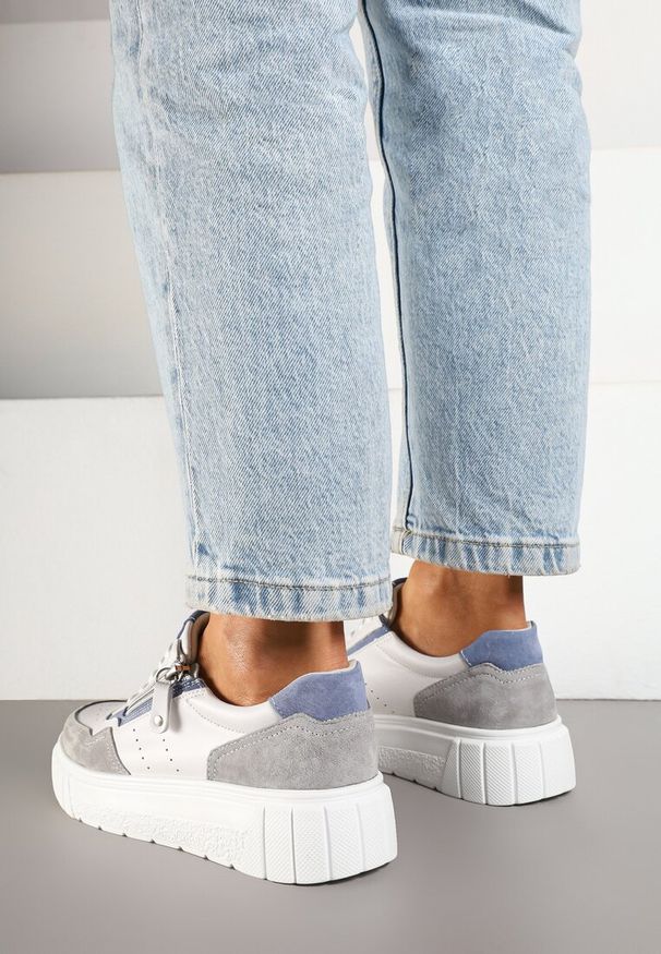 Born2be - Biało-Szare Skórzane Sneakersy w Streetwearowym Stylu Zdobione Suwakiem Elearessa. Okazja: na co dzień. Kolor: biały. Materiał: skóra. Wzór: aplikacja. Sezon: wiosna, jesień. Obcas: na platformie