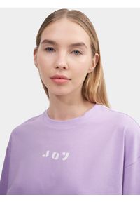 4f - T-shirt regular z bawełny organicznej damski. Kolor: fioletowy. Materiał: bawełna. Wzór: napisy #2