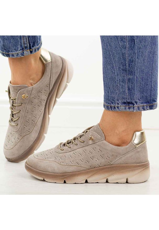 Brązowe skórzane półbuty damskie Sergio Leone Sp002. Okazja: na co dzień. Nosek buta: okrągły. Kolor: brązowy. Materiał: skóra, nubuk. Szerokość cholewki: normalna. Sezon: wiosna, jesień, lato. Styl: casual, elegancki, klasyczny