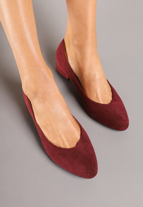 Born2be - Bordowe Płaskie Czółenka w Klasycznym Stylu Doniveira. Okazja: na co dzień. Kolor: czerwony. Materiał: satyna. Sezon: wiosna, lato. Obcas: na obcasie. Styl: klasyczny