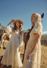 Born2be - Jasnobeżowa Długa Sukienka Koktajlowa w Stylu Retro z Plisami i Stójką Leowia. Typ kołnierza: kołnierzyk stójkowy. Kolor: beżowy. Styl: wizytowy, retro. Długość: maxi #1