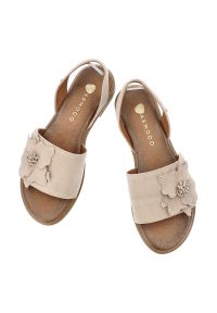 Sandały damskie Armodo, cholewka ze skóry naturalnej odkryta konstrukcja z ozdobnym kwiatem stabilna płaska podeszwa zapewniająca wygodę, beżowe, 404. Okazja: na co dzień. Zapięcie: pasek. Kolor: beżowy. Wzór: kwiaty. Materiał: skóra. Sezon: lato. Obcas: na płaskiej podeszwie. Styl: casual, elegancki. Wysokość obcasa: niski #6