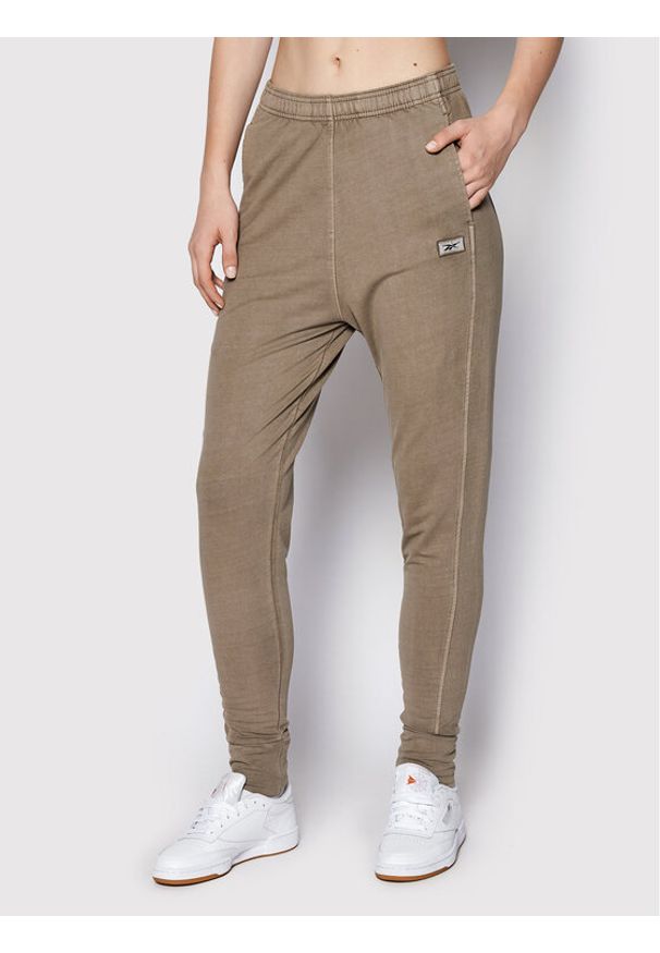 Reebok Spodnie dresowe Classics Natural Dye HN4393 Brązowy Slim Fit. Kolor: brązowy. Materiał: dresówka, bawełna