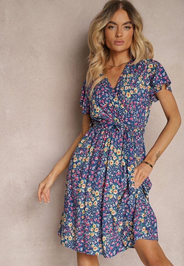 Renee - Niebieska Sukienka z Wiskozy z Kopertowym Dekoltem Wykończona Gumką w Pasie i Sznurkiem Abrolea. Kolor: niebieski. Materiał: wiskoza. Sezon: lato. Typ sukienki: kopertowe