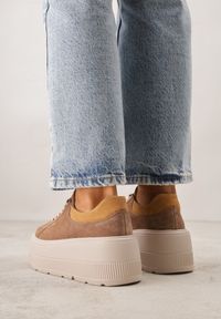 Renee - Brązowe Sneakersy na Platformie z Naturalnego Zamszu Latavesa. Okazja: na co dzień. Kolor: brązowy. Materiał: zamsz. Obcas: na platformie #9