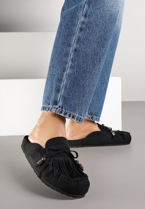 Renee - Czarne Klapki Ozdobione Kokardą i Frędzlami Felindrise. Okazja: na spacer. Kolor: czarny. Wzór: aplikacja. Sezon: lato. Styl: elegancki, boho