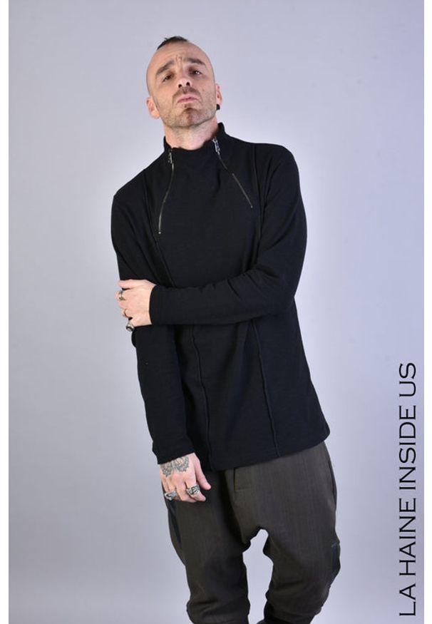 La Haine Inside Us Sweter "LM059" | A2308 3J LM059 | Mężczyzna | Czarny. Okazja: na co dzień. Typ kołnierza: kołnierzyk stójkowy. Kolor: czarny. Materiał: bawełna. Wzór: aplikacja. Styl: casual