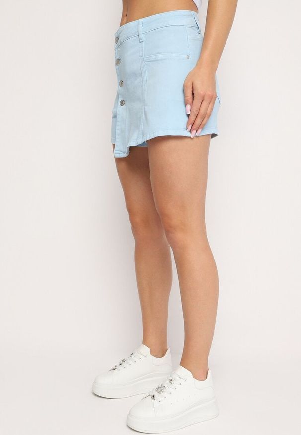 Born2be - Jasnoniebieskie Spódnico-Szorty Jeansowe z Bawełny Zapinane na Guziki Nellmira. Stan: podwyższony. Kolor: niebieski. Materiał: jeans, bawełna. Długość: krótkie
