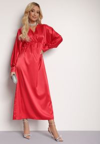 Renee - Czerwona Sukienka Eriera. Kolor: czerwony. Długość rękawa: długi rękaw. Wzór: jednolity. Styl: klasyczny. Długość: maxi