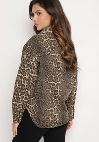 Born2be - Brązowa Kurtka Jeansowa o Koszulowym Kroju w Panterkowy Print Cesina. Kolor: brązowy. Materiał: jeans. Długość rękawa: długi rękaw. Długość: długie. Wzór: nadruk. Styl: elegancki, klasyczny #6