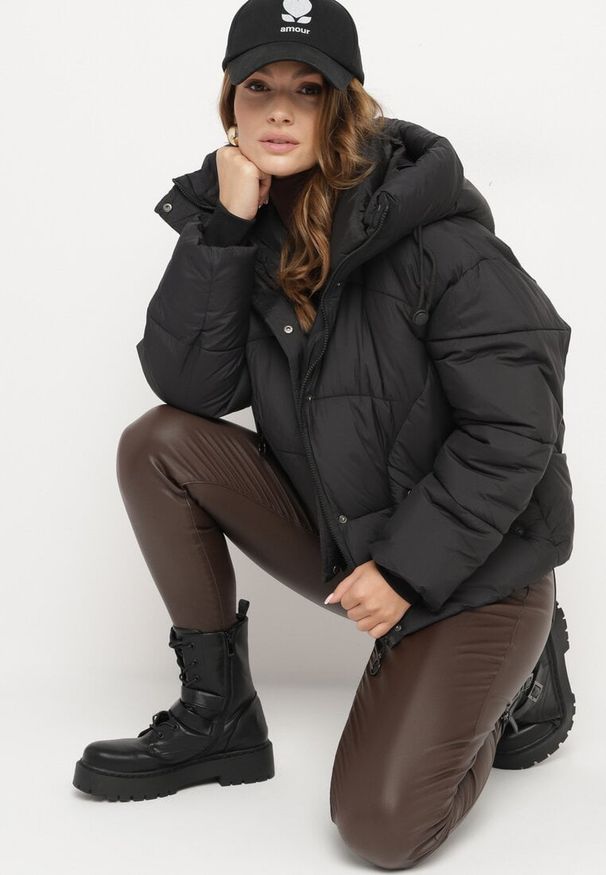 Born2be - Czarna Kurtka Pikowana o Pudełkowym Kroju z Kapturem i Ściągaczami Hediana. Okazja: na co dzień. Typ kołnierza: kaptur. Kolor: czarny. Materiał: jeans, materiał. Długość rękawa: długi rękaw. Długość: długie. Styl: casual, elegancki, sportowy