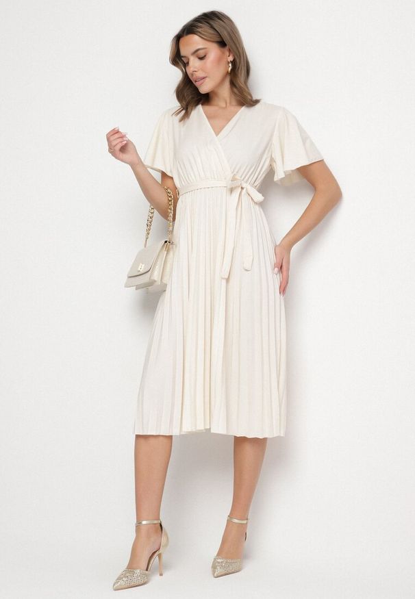 Born2be - Jasnobeżowa Sukienka Plisowana z Dekoltem w V z Paskiem w Talii Zolseki. Okazja: na co dzień. Kolor: beżowy. Styl: casual, klasyczny