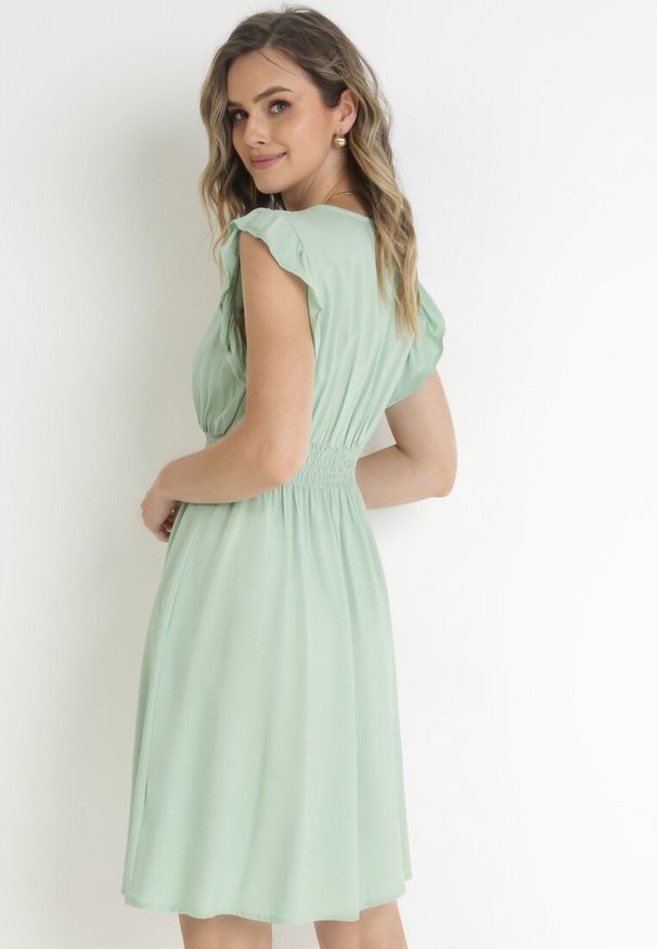 Born2be - Miętowa Sukienka Mini z Wiskozy z Koronkową Tasiemką i Gumką w Talii Susanji. Kolor: miętowy. Materiał: wiskoza, koronka. Długość: mini