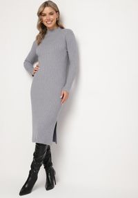 Born2be - Szara Prążkowana Sukienka z Dzianiny z Wiskozą z Rozcięciami u Dołu Ninnavia. Okazja: na spotkanie biznesowe. Kolor: szary. Materiał: prążkowany, wiskoza, dzianina. Typ sukienki: dopasowane, proste. Styl: biznesowy, klasyczny, elegancki #1