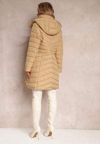 Renee - Beżowa Pikowana Kurtka o Długim Fasonie z Odpinanym Kapturem Dakana. Kolor: beżowy. Długość: długie. Sezon: zima #3
