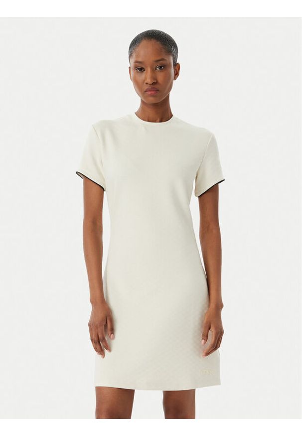 Guess Sukienka codzienna V6GK07 K3002 Écru Regular Fit. Okazja: na co dzień. Kolor: kremowy. Materiał: syntetyk. Typ sukienki: proste. Styl: casual
