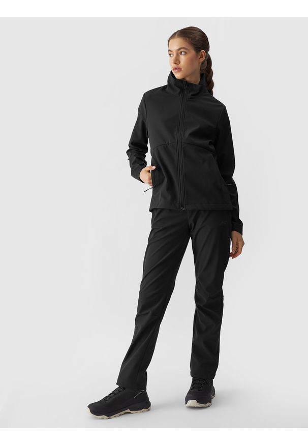 4f - 4F Kurtka softshell wiatroodporna membrana 5000 damska - czarna M. Typ kołnierza: kołnierzyk stójkowy. Kolor: czarny. Materiał: softshell. Technologia: Windstopper. Sezon: zima