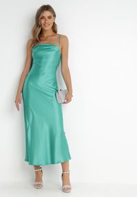 Born2be - Zielona Sukienka Satynowa Chrentizo. Kolor: zielony. Materiał: satyna. Długość rękawa: na ramiączkach. Wzór: gładki. Styl: wizytowy. Długość: maxi #1