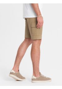 Ombre Clothing - Jednokolorowe męskie szorty z kieszeniami cargo – piaskowe V1. Okazja: na co dzień. Materiał: bawełna, elastan, poliester, materiał. Długość: krótkie. Wzór: gładki, aplikacja, haft, jednolity. Sezon: lato. Styl: wakacyjny, casual #8