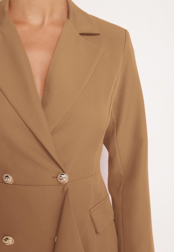 Born2be - Ciemnobeżowa Taliowana Sukienka o Kroju Marynarki z Mini Trenem Besista. Kolor: beżowy. Długość rękawa: długi rękaw. Wzór: aplikacja. Styl: elegancki, klasyczny. Długość: mini