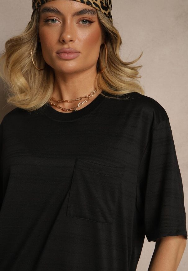 Renee - Czarna Koszulka T-shirt z Naszytą Kieszonką TLanitra. Okazja: na co dzień. Kolor: czarny. Materiał: jeans. Wzór: aplikacja. Sezon: lato, wiosna. Styl: elegancki, casual