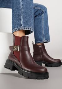 Renee - Bordowe Botki Sztyblety Zdobione Metaliczną Aplikacją Cedorie. Okazja: na co dzień. Zapięcie: zamek. Kolor: czerwony. Materiał: jeans. Wzór: aplikacja. Sezon: zima, jesień. Obcas: na płaskiej podeszwie. Styl: casual, elegancki