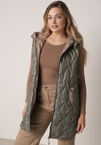 Born2be - Zielona Pikowana Kamizelka o Długim Kroju z Nieodpinanym Kapturem w Romby Dephice. Okazja: na co dzień. Typ kołnierza: kaptur. Kolor: zielony. Materiał: jeans, materiał. Długość: długie. Styl: casual, elegancki #4