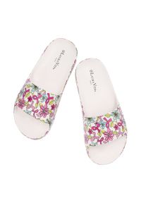 Różowe Stylowe Klapki Laura Vita Modne Buty Damskie. Okazja: na plażę. Kolor: różowy. Materiał: materiał. Wzór: kwiaty. Sezon: wiosna, lato. Styl: elegancki #6