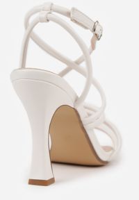 Born2be - Białe Sandały na Geometrycznej Szpilce z Kwadratowym Noskiem Myssesis. Okazja: na co dzień. Zapięcie: sprzączka. Kolor: biały. Wzór: geometria. Sezon: lato. Styl: elegancki, casual, wizytowy #4