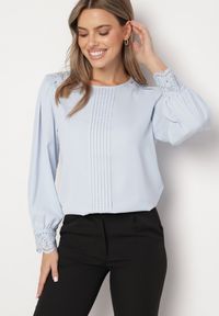 Born2be - Jasnoniebieska Retro Bluzka z Długim Rękawem Ozdobiona Marszczeniem i Haftem na Ramionach Meviana. Okazja: na co dzień. Kolor: niebieski. Materiał: tkanina. Długość rękawa: długi rękaw. Długość: długie. Wzór: aplikacja, haft. Styl: retro
