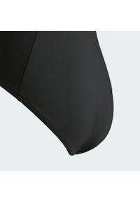 Adidas - Kostium kąpielowy dla dzieci z logo i tyłem typu C-back. Kolor: biały, wielokolorowy, czarny. Materiał: tkanina