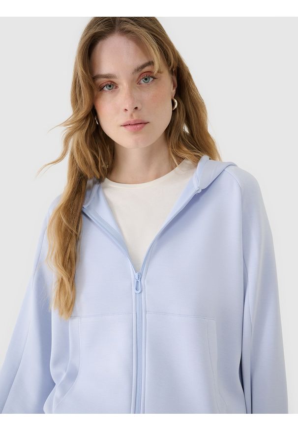 4f - 4F Bluza dresowa rozpinana z modalem damska - niebieska L. Okazja: na co dzień. Typ kołnierza: kaptur. Kolor: niebieski. Materiał: dresówka. Długość rękawa: raglanowy rękaw. Wzór: ze splotem, gładki. Styl: sportowy, casual. Sport: fitness